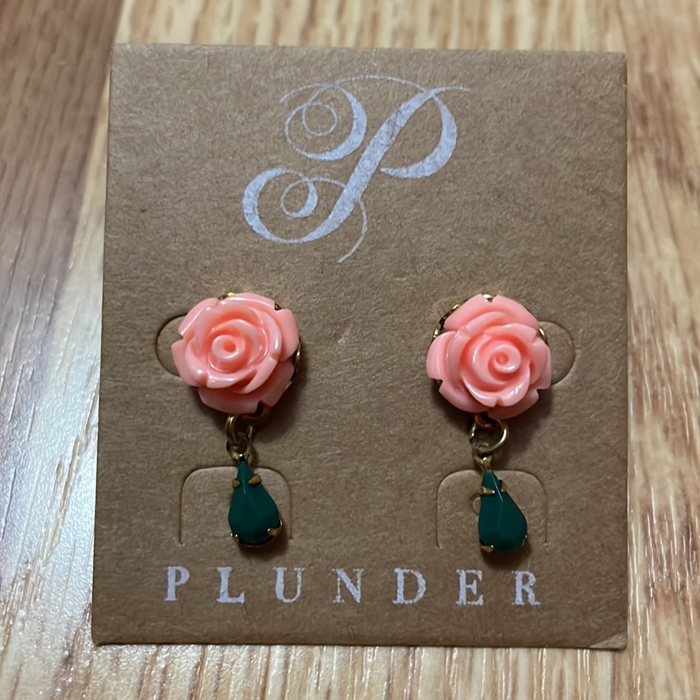 NIB Plunder Rose Stud Earrings w/Green Teardrop